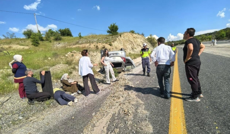 elazigda-otomobilin-takla-attigi-kaza-3-yarali-OqhIeEYb.jpg