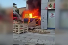 elazigda-palet-yangini-bina-yanginini-tetikledi-gokyuzu-kara-dumanlarla-kaplandi-QzU3rX5R.jpg
