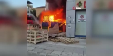 elazigda-palet-yangini-bina-yanginini-tetikledi-gokyuzu-kara-dumanlarla-kaplandi-QzU3rX5R.jpg