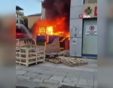 elazigda-palet-yangini-bina-yanginini-tetikledi-gokyuzu-kara-dumanlarla-kaplandi-QzU3rX5R.jpg