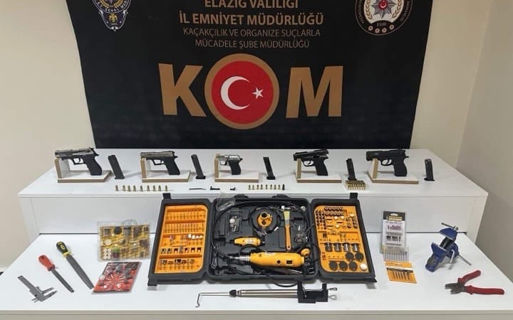 elazigda-ruhsatsiz-5-tabanca-ele-gecirildi-1-kisi-tutuklandi-VSb5b64d.jpg
