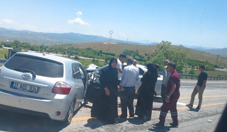 elazigda-trafik-kazasi-4-yarali-aniden-gerceklesti-dQ2Uks4A.jpg