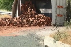 elazigda-tugla-yuklu-kamyonun-devrilmesi-1-yarali-GsAzxtPX.jpg