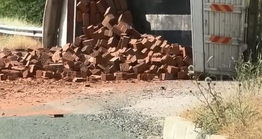 Elazığ’da Tuğla Yüklü Kamyonun Devrilmesi: 1 Yaralı