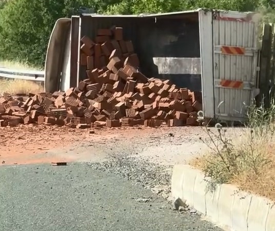 elazigda-tugla-yuklu-kamyonun-devrilmesi-1-yarali-GsAzxtPX.jpg