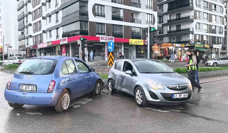 erzurumda-zincirleme-trafik-kazasi-1-yarali-olayi-szVxvJdg.jpg