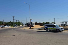 gaziantepte-arpa-yuklu-tir-kavsakta-devrildi-1-yarali-L4WiNVrS.jpg