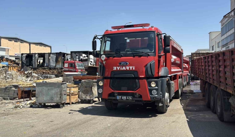 gaziantepte-patlayan-yangin-is-yerini-kule-cevirdi-6IhYOWZI.jpg