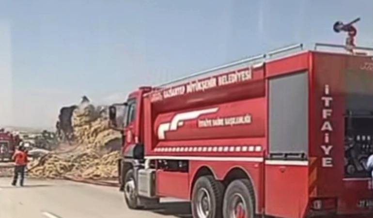 gaziantepte-saman-balya-yuklu-tirda-cikan-yangin-panik-yaratti-OhtF9bmp.jpg