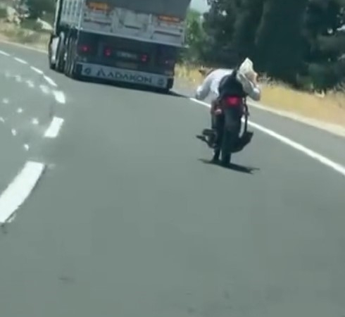 gaziantepte-tehlikeli-motosiklet-yolculugu-yogun-trafikte-hayat-mucadelesi-sjgizglF.jpg