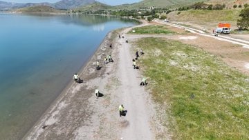 Hazar Gölü’nde Dev Temizlik: 12 Ton Atık Toplandı!