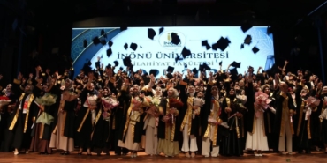 ilahiyat-fakultesi-ogrencileri-mezuniyet-coskusunu-yasadi-QGO4iH2d.jpg