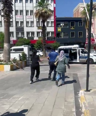 kimligini-unutan-ogrenciye-polis-tarafindan-yardim-eli-VIgNmxLb.jpg