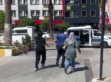 Kimliğini Unutan Öğrenciye Polis Tarafından Yardım Eli