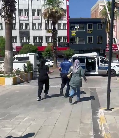 kimligini-unutan-ogrenciye-polis-tarafindan-yardim-eli-VIgNmxLb.jpg