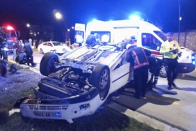 kontrolden-cikan-arac-ters-dondu-iki-yarali-TQ2KKGRT.jpg