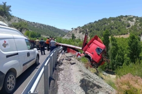malatyada-cekici-bariyerlere-carparak-askida-kalan-arac-dBKvZymP.jpg