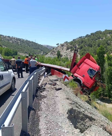 malatyada-cekici-bariyerlere-carparak-askida-kalan-arac-dBKvZymP.jpg