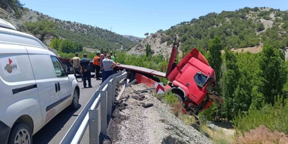Malatya’da Çekici Bariyerlere Çarparak Askıda Kalan Araç