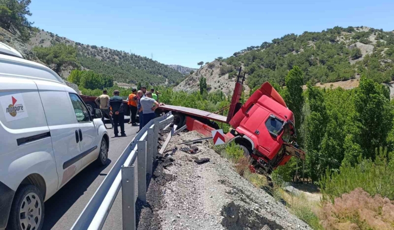 malatyada-cekici-bariyerlere-carparak-askida-kalan-arac-dBKvZymP.jpg