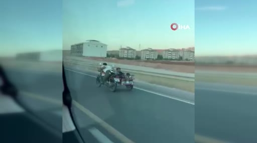 Motosiklet Üzerinde Tehlikeli Sıçrayış: İki Hayat Tehlikeye Girdi