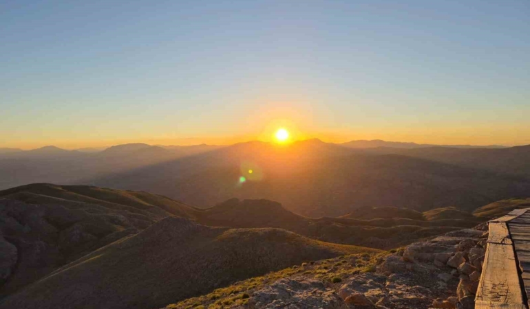 nemrut-daginda-buyuleyici-gun-dogumu-ve-gun-batimi-deneyimi-Pr5eQdrH.jpg