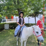 Hastalanan Buzağısını Veterinere Götürürken Kamyonetten Düşüren Şahıs Her Yerde Onu Arıyor thumbnail