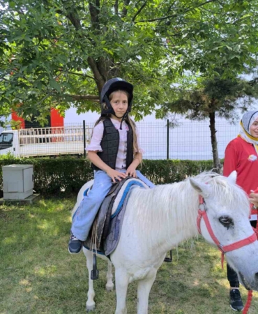ogrencilerin-aileleriyle-keyifli-piknik-etkinligi-HprJdOkz.jpg
