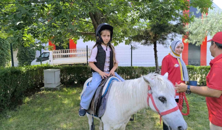 ogrencilerin-aileleriyle-keyifli-piknik-etkinligi-HprJdOkz.jpg