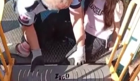 Parktaki Oyun Grubuna Sıkışan Çocuğu İtfaiye Kurtardı