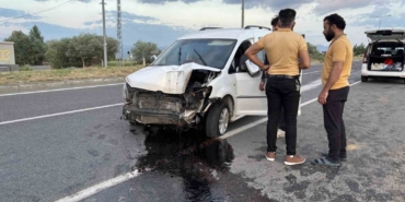 patlayan-lastik-sonucu-diregi-deviren-aracta-1-kisi-yaralandi-bps9juZD.jpg