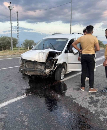 patlayan-lastik-sonucu-diregi-deviren-aracta-1-kisi-yaralandi-bps9juZD.jpg