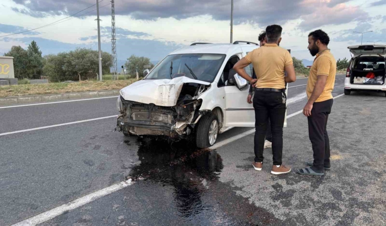 patlayan-lastik-sonucu-diregi-deviren-aracta-1-kisi-yaralandi-bps9juZD.jpg