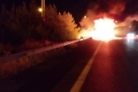 seyir-halindeki-tir-alev-alev-yandi-kullanilamaz-hale-geldi-ZcZJ6UJi.jpg