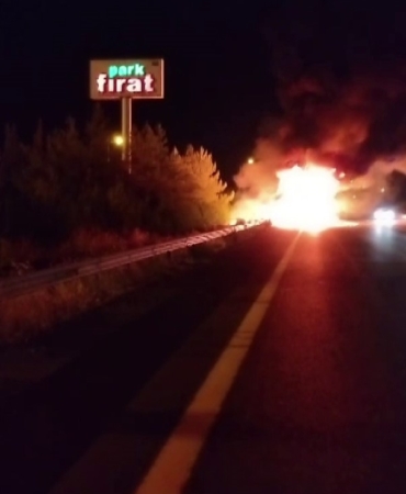 seyir-halindeki-tir-alev-alev-yandi-kullanilamaz-hale-geldi-ZcZJ6UJi.jpg