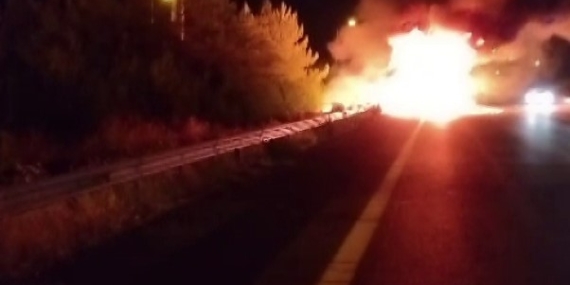 Seyir Halindeki Tır Alev Alev Yandı: Kullanılamaz Hale Geldi