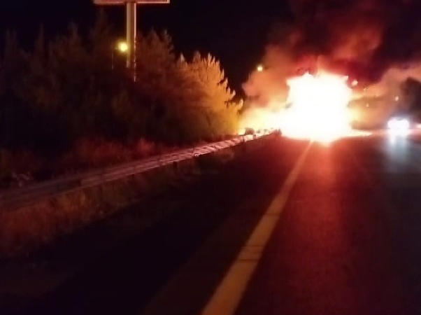seyir-halindeki-tir-alev-alev-yandi-kullanilamaz-hale-geldi-ZcZJ6UJi.jpg