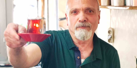 Şiirlerle Çay Keyfi: 40 Yıllık Çaycının Eşsiz Eserleri