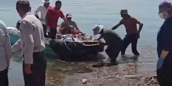 Siirt’te Bahçede Fenalaşan Hasta, Ambulansa Tekneyle Ulaştırıldı