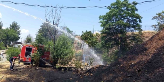 Siirt’te İş Makinesinin Kıvılcımları Otluk Alanı Alev Alev Yaktı