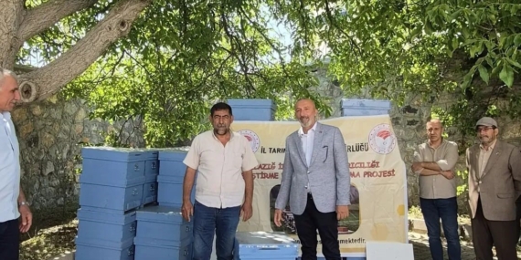 Sivrice’de Arıcılara Yenilikçi Kovan Desteği
