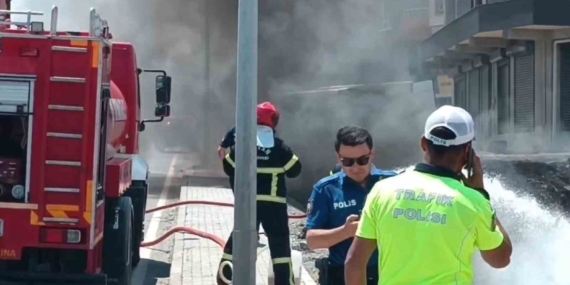 Tatvan’da Lastik Yangını Elektrik Hattına Sıçrayınca Yol Trafige Kapandı