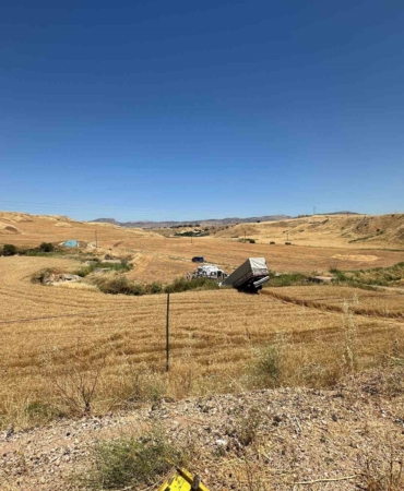 tir-bariyerleri-asip-sulama-kanalina-duserek-3-kisiyi-yaraladi-FecP87vw.jpg