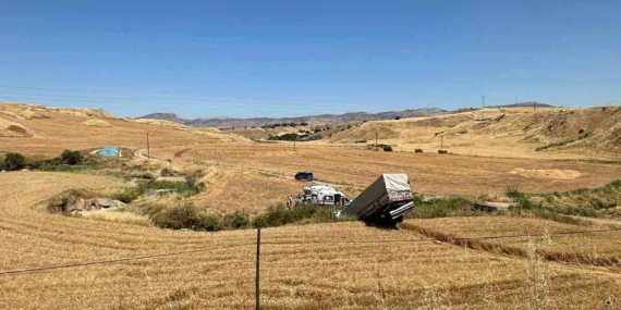 Tır Bariyerleri Aşıp Sulama Kanalına Düşerek 3 Kişiyi Yaraladı