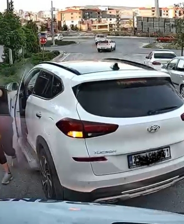 trafikte-yol-keserek-tepki-gosteren-surucu-kameralara-yansidi-QDbZSCkV.jpg