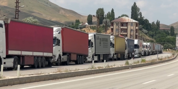 Türkiye-İran Sınırında 5 Kilometrelik Tır Kuyruğu: Sınırda Bekleyenlerin Hikayesi
