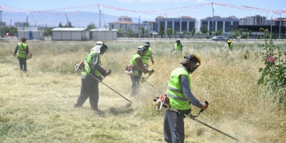 Yeşilyurt Belediyesi Yangın Riskini Azaltmak İçin Ot Biçme Çalışmalarını Hızlandırdı