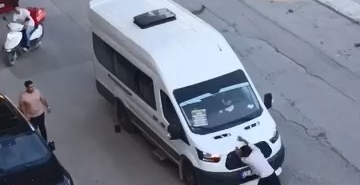 yolcu-minibusunu-yumruklayan-surucu-olayi-V2b5SPAD.jpg
