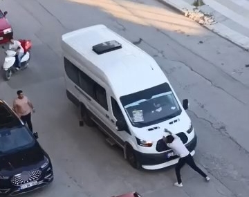 Yolcu Minibüsünü Yumruklayan Sürücü Olayı