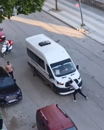 yolcu-minibusunu-yumruklayan-surucu-olayi-V2b5SPAD.jpg